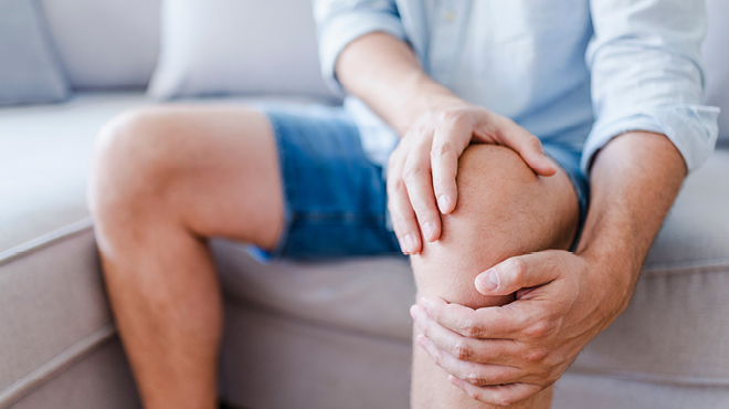 Anterior knee Pain hands-holding-knee-pain